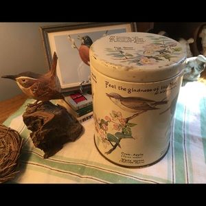 Vintage bird nature biscuit tin
